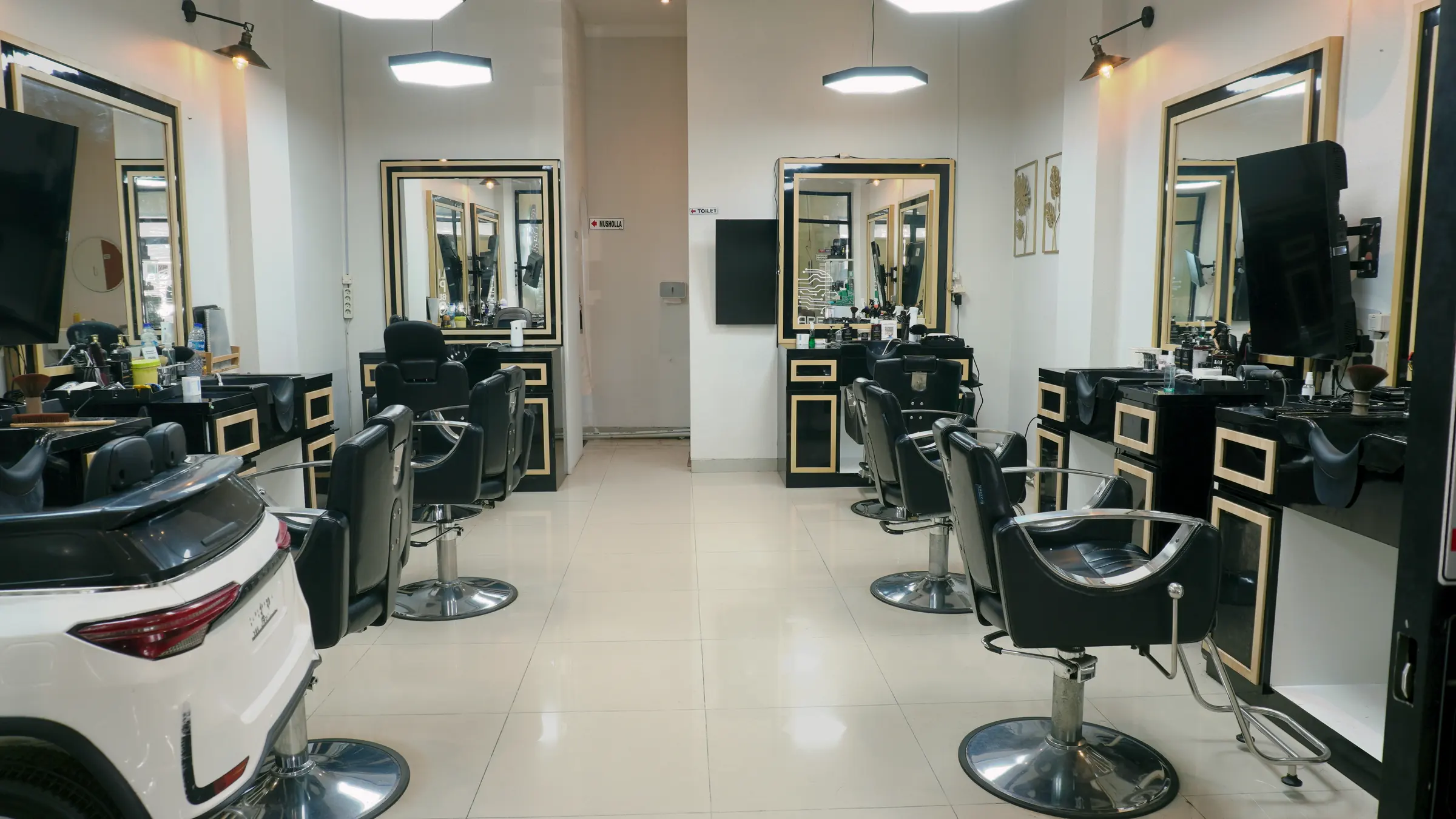 Ruang cukur Barbertech dilihat dari ujung ruangan