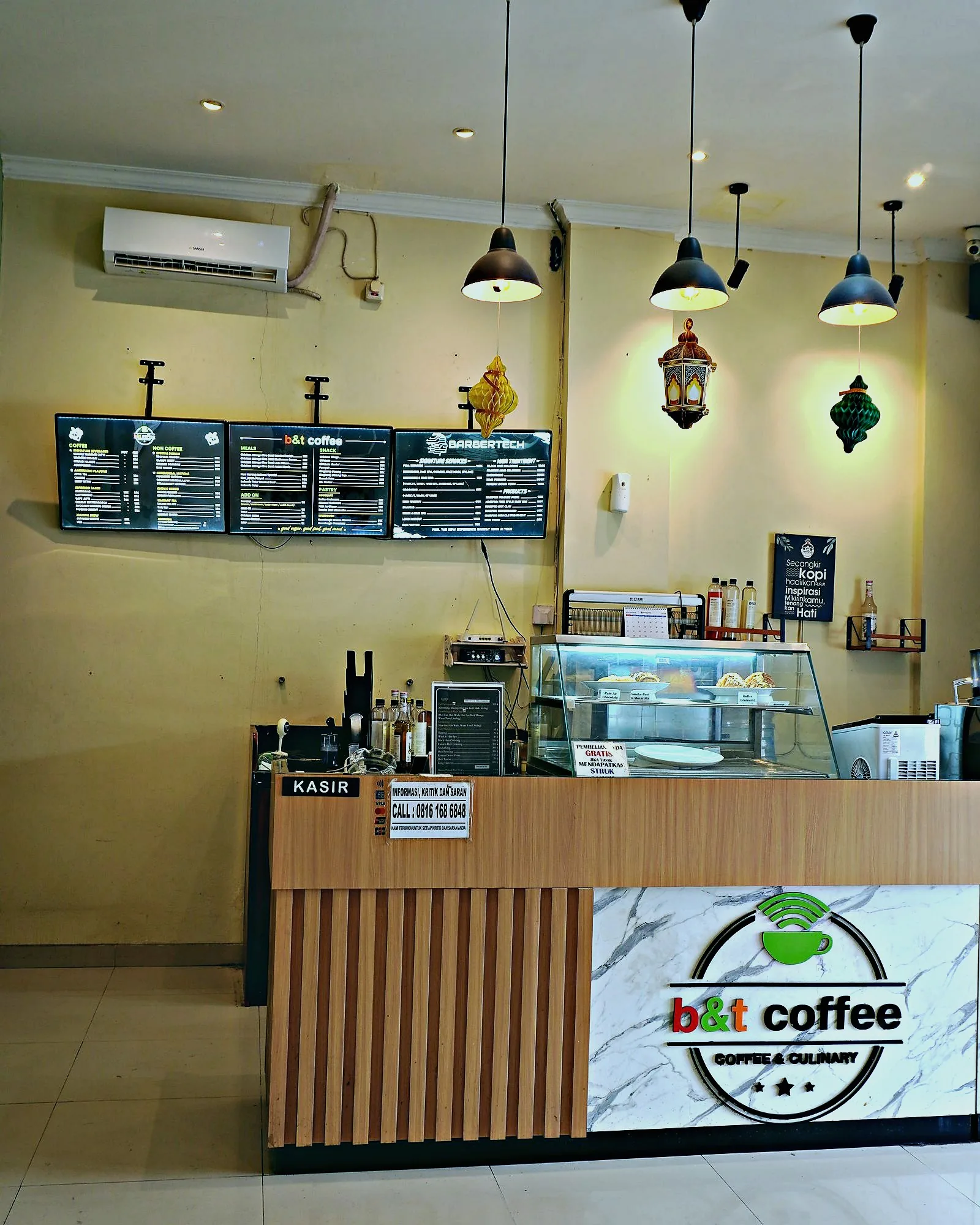 Meja resepsionis Barbertech dari dekat