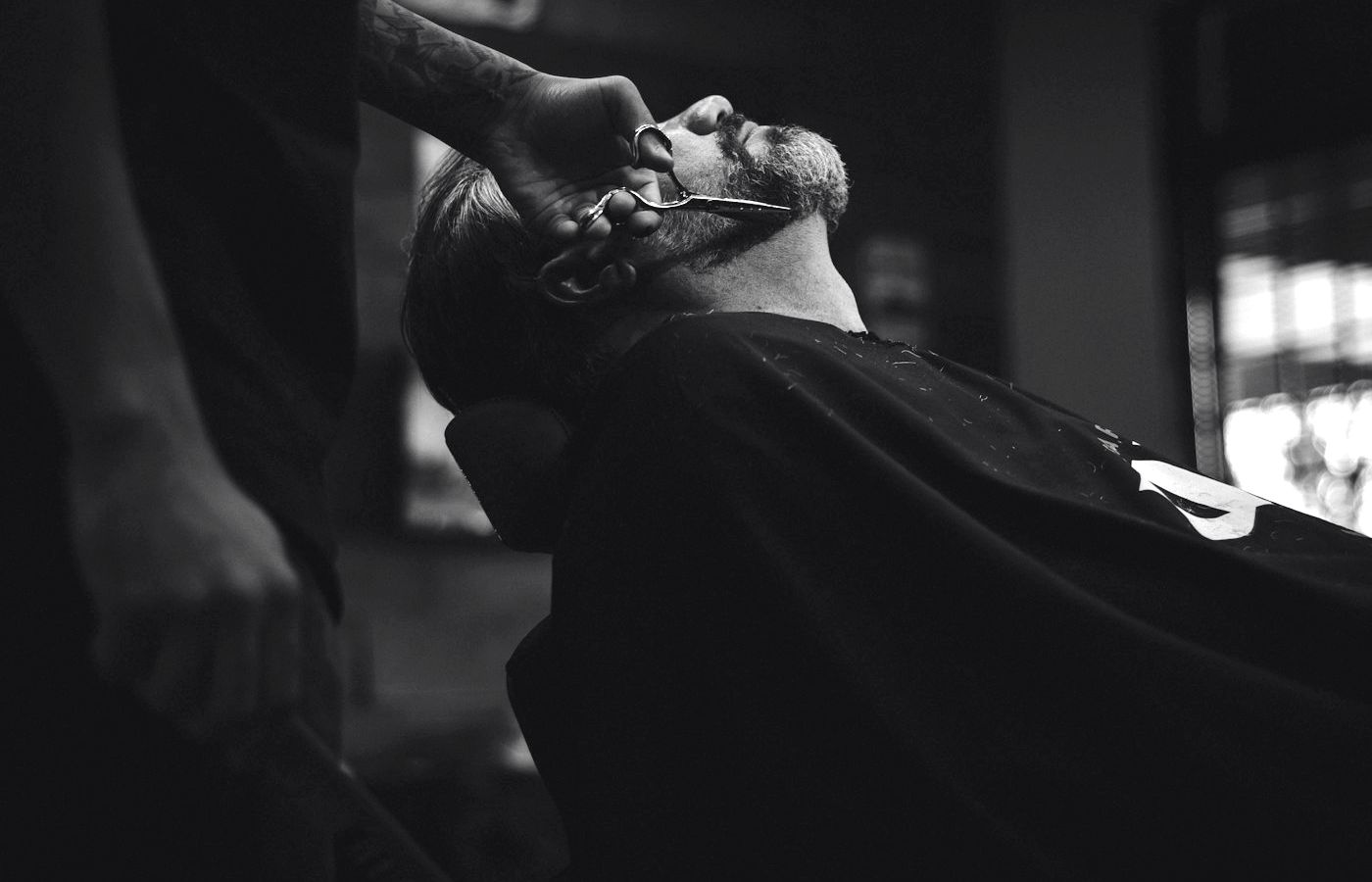 Layanan cukur jenggot di kursi barber