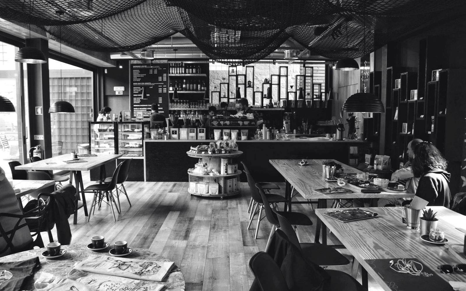 Ruang tunggu B&T Coffee dengan meja panjang dan bar