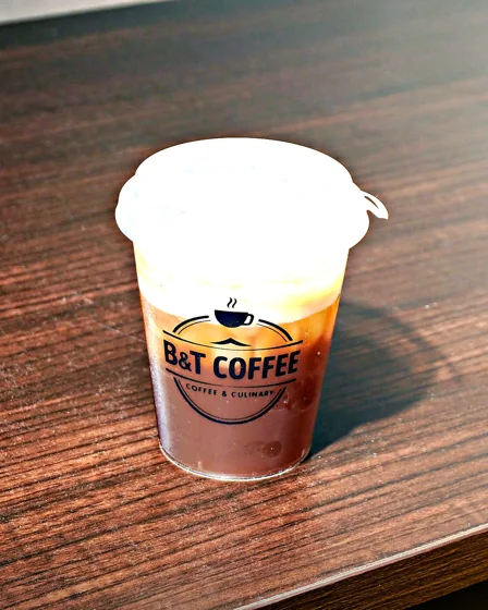 Segelas minuman kopi berlapis dalam gelas B and T Coffee