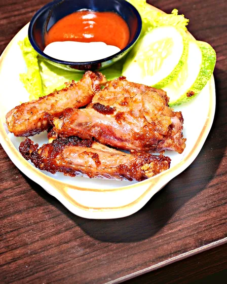 Sepiring chicken wings panggang dengan dua saus cocol